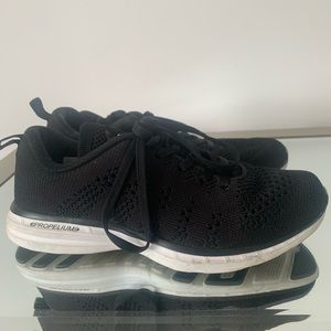 APL black sneaker